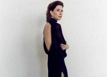 Quem são os criadores do look elegante de Fernanda Torres no Globo de Ouro