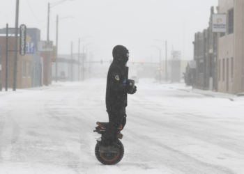 FOTOS e VÍDEOS mostram pior nevasca da década nos EUA; fenômeno continua nesta segunda e deve chegar à Flórida