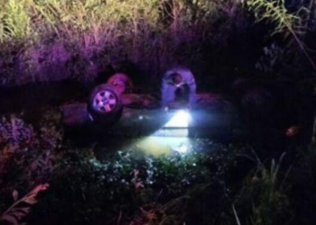 Idoso capota carro, cai em vala alagada e morre