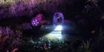 Idoso capota carro, cai em vala alagada e morre