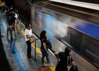 Justiça manda Metrô indenizar em R$ 20 mil passageira que ficou presa em porta de vagão