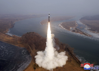 Coreia do Norte exibe teste de míssil hipersônico e Kim Jong-un promete expandir arsenal nuclear