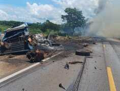 Motoristas morrem em batida entre carretas na BR-070; vídeo