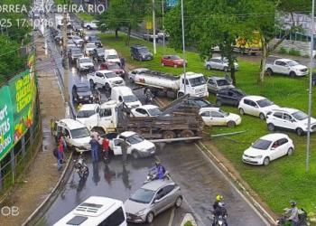 Caminhão desgovernado derruba poste e acerta quatro veículos; veja vídeo