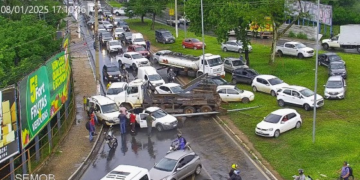 Caminhão desgovernado derruba poste e acerta quatro veículos; veja vídeo