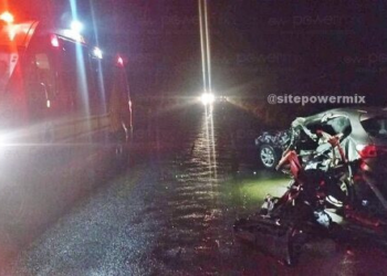 Batida entre carro e caminhão deixa motorista em estado grave