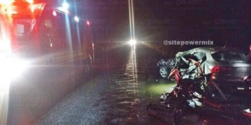 Batida entre carro e caminhão deixa motorista em estado grave