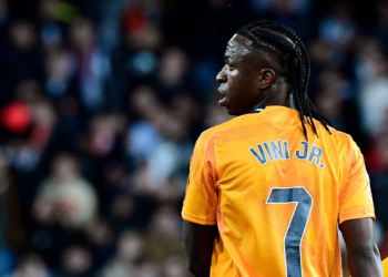 Torcedores rivais trocam 'mono' por 'tonto' ao fazer ataques contra Vinicius Junior