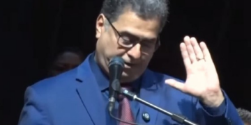 Emanuel é vaiado durante discurso na troca de faixa