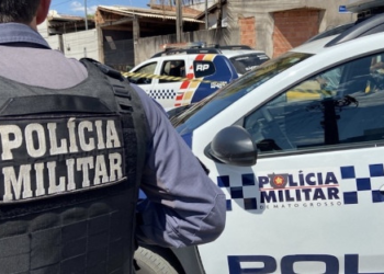 Jovem ateia fogo em namorada de 21 anos e foge