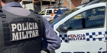 Jovem ateia fogo em namorada de 21 anos e foge