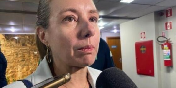 Flávia Moretti suspende pagamentos por 90 dias e cria comissão para reanalisar contratos