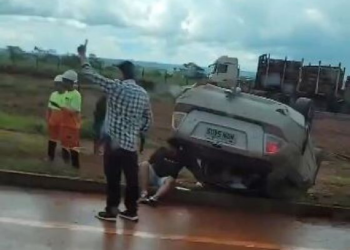 VÍDEO – Motorista capota carro e dois ficam feridos