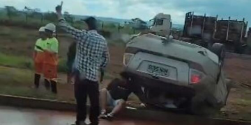 VÍDEO – Motorista capota carro e dois ficam feridos