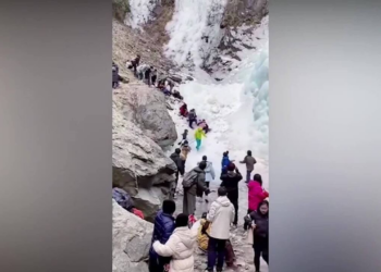 VÍDEO: Turistas ficam feridos quando uma coluna de pingentes de gelo se quebra em cachoeira na China