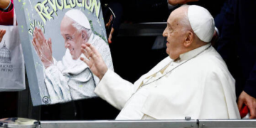 Homens gays podem ser padres desde que não transem, diz Vaticano