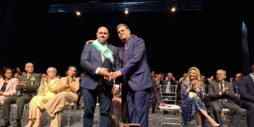 Empossado, Abilio recebe faixa de prefeito de Cuiabá de Emanuel Pinheiro