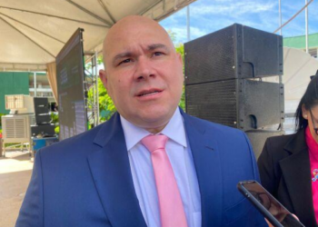 Abilio usou tradicional camiseta cinza por baixo do terno; vídeo