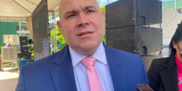 Abilio usou tradicional camiseta cinza por baixo do terno; vídeo