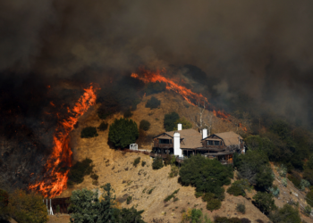 Incêndios em Los Angeles seguirão fortes até meados da semana que vem, diz Corpo de Bombeiros