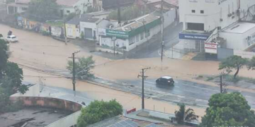 Temporal alaga casas e o antigo Pronto-Socorro em Cuiabá; ruas e avenidas viram rios
