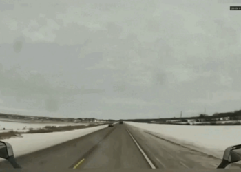 Pedaço de neve destrói para-brisa de caminhão nos Estados Unidos; VÍDEO