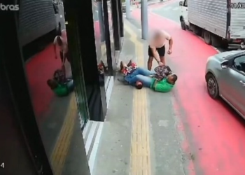 Bandido é rendido por lutador de jiu-jítsu após roubar joalheria; vídeo