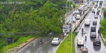 Queda de árvore e de poste bloqueia a Fernando Corrêa e deixa milhares sem energia