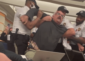 VÍDEO: Jornalista é retirado à força de entrevista após chamar Blinken de 'criminoso' por defesa de Israel e mortes em Gaza