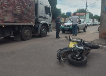 Pai e filho são atropelados por caminhão em VG; veja vídeo