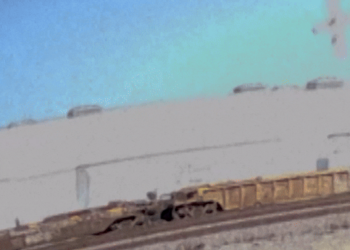 VÍDEO: Avião de pequeno porte cai sobre galpão perto de Los Angeles, nos EUA