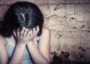 Pai é preso acusado de estuprar filhas de 13 e 16 anos