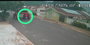Jovem tenta passar com moto embaixo de máquina e garupa tem cabeça estourada