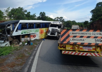 Batida entre ônibus e caminhão deixa 17 feridos em MT