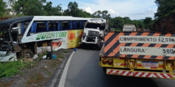Batida entre ônibus e caminhão deixa 17 feridos em MT