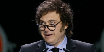 Milei culpa 'regime Lula' por ausência de Bolsonaro em posse de Trump