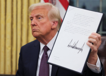 Mercados oscilam após falas de Trump sobre taxação de 25% a vizinhos do norte