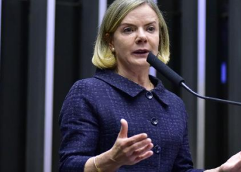 Bolsonaro foi 'humilhado' por Trump e tem de parar de 'chororô', diz Gleisi