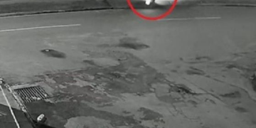 Mulher de moto invade canteiro, acerta poste e morre