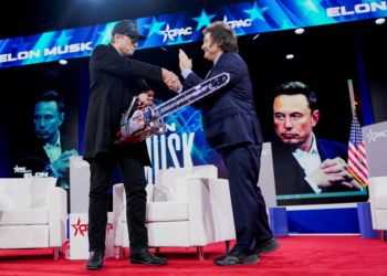 Na Flórida, Javier Milei se encontra com Elon Musk e dá motosserra de presente a bilionário