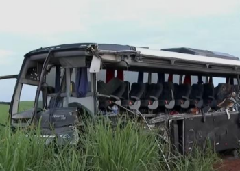 Acidente entre ônibus universitário e carreta deixa 12 mortos; veja vídeo