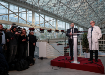 Papa Francisco não corre risco de morte, mas também não está fora de perigo, dizem médicos