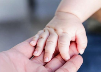 Bebê de 1 ano cai pela janela de carro, é atropelado pelo próprio pai e morre