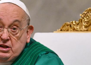 Papa responde ao tratamento, mas segue em risco, diz Vaticano