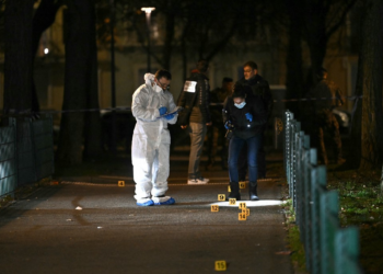 Ataque com faca na França deixa um morto e três feridos; Macron afirma que ato foi 'terrorismo islâmico'