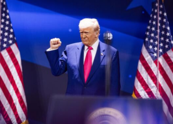 Trump saúda Bolsonaro em Washington; veja