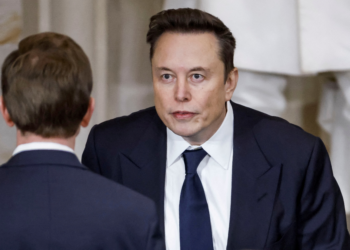 Elon Musk nega que vá cortar sinal da Starlink na Ucrânia se país não aceitar acordo sobre minérios