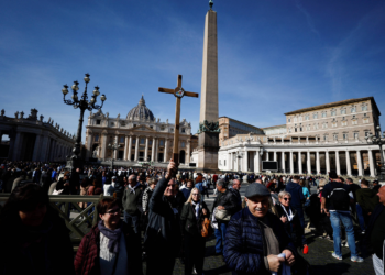 Turistas e religiosos sentem falta do papa Francisco durante missa em Roma