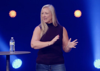 Ela encontrou evidências de Deus ao estudar o universo: conheça Sarah Salviander