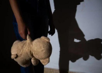 Pais são presos por deixar 6 crianças sozinhas para ir a bar e terreiro de macumba